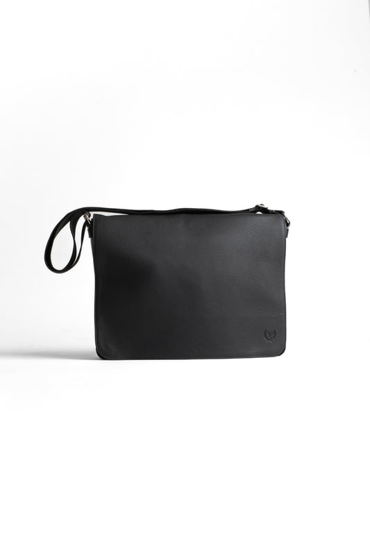 Bolsa Carteiro Aba Lisa Couro - Preto