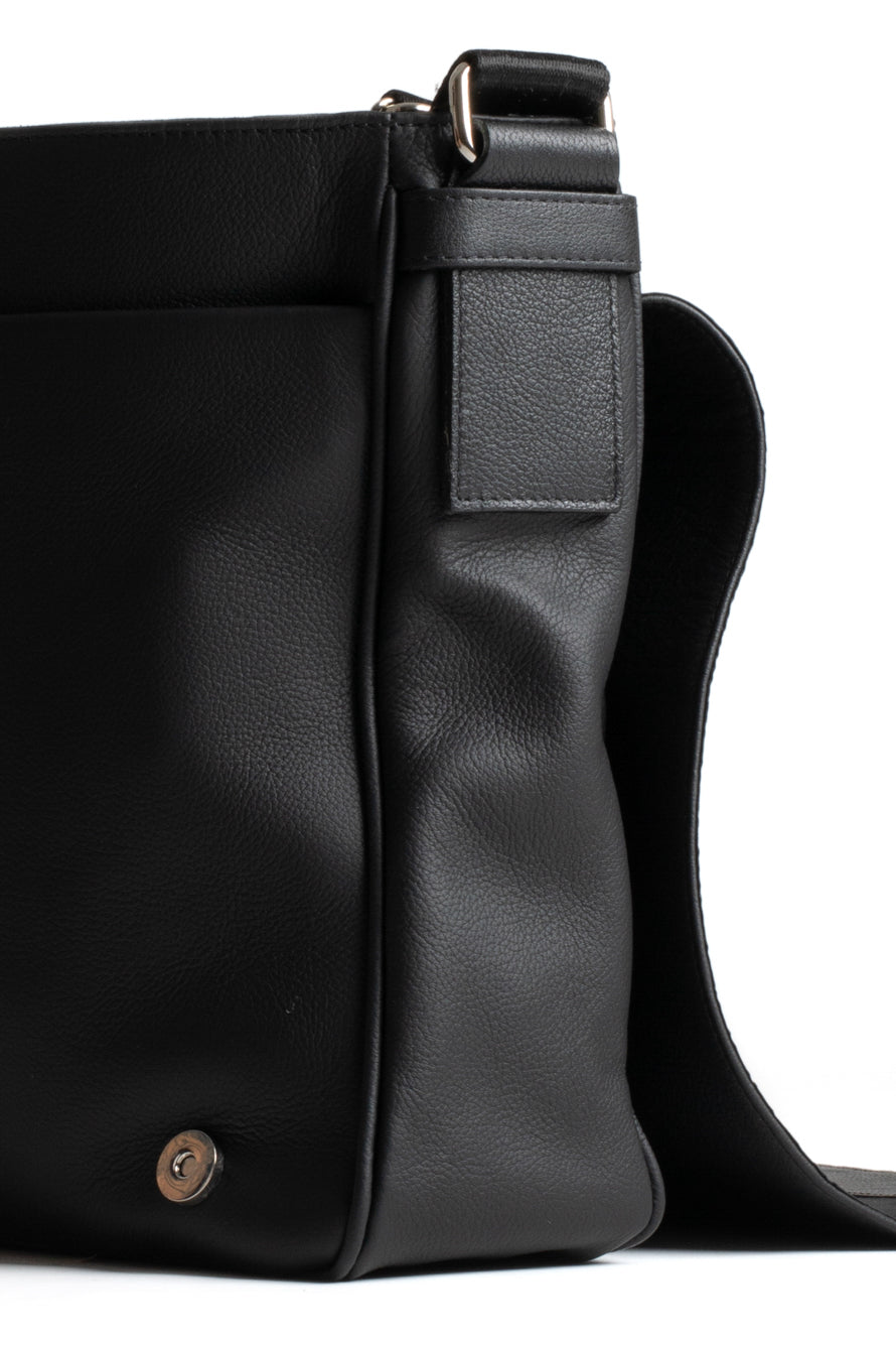 Bolsa Carteiro Aba Lisa Couro - Preto