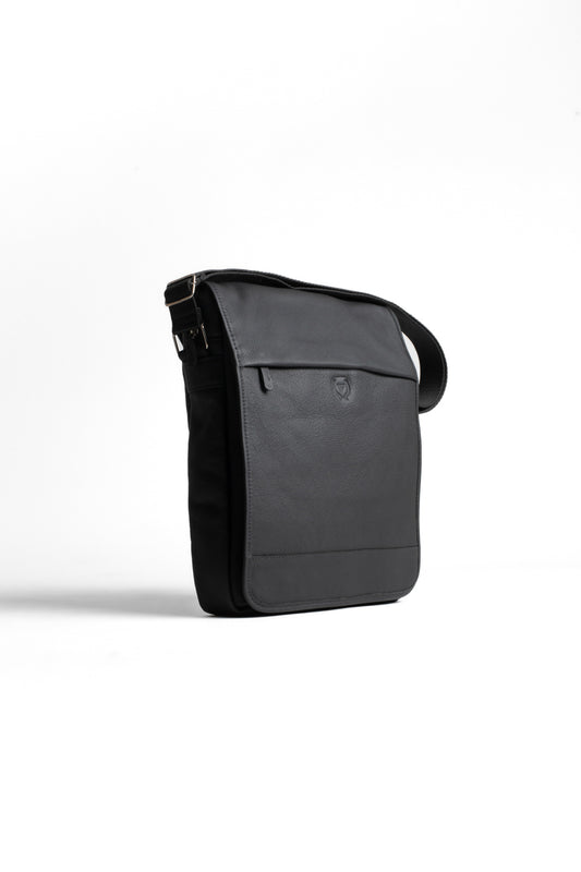 Bolsa Carteiro Couro Aba Lisa Com Zíper - Preto