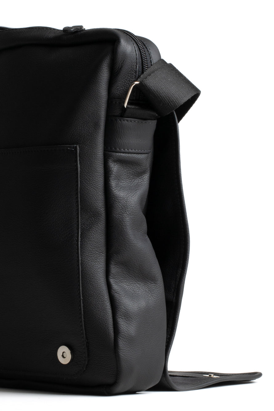 Bolsa Carteiro Couro Aba Lisa Com Zíper - Preto