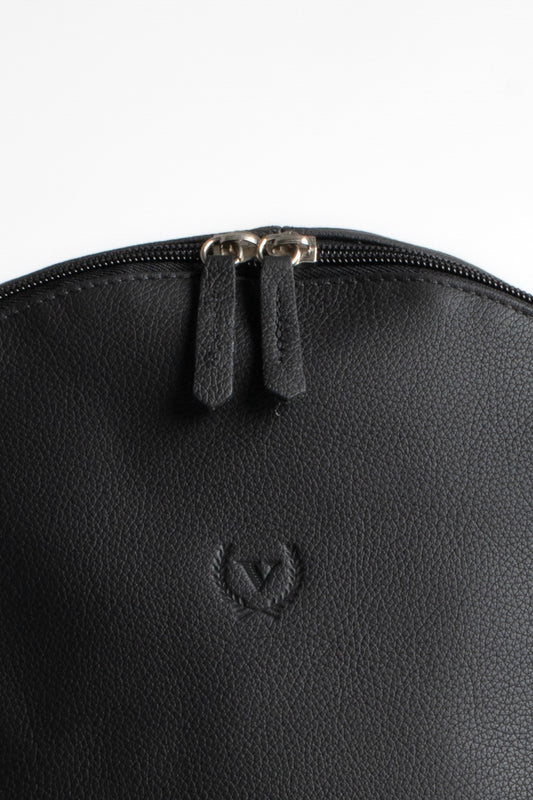Mochila Couro Com Bolso Frontal Com Zíper - Preto