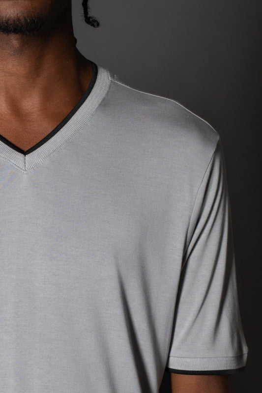 Camiseta Manga Curta Gola v Botão Lateral - Cinza Claro