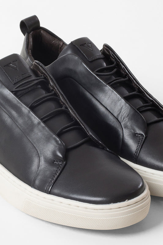 Tênis em Couro com Elástico - Preto