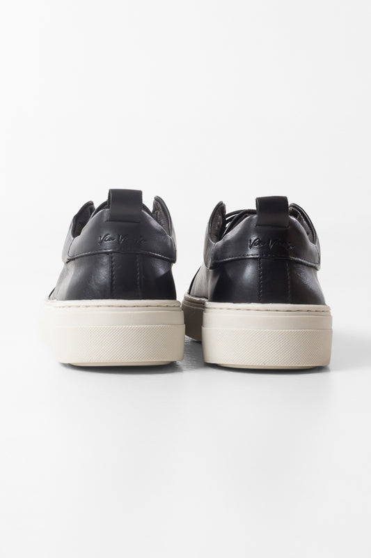 Tênis em Couro com Elástico - Preto