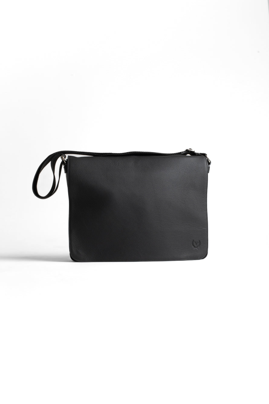 Bolsa Carteiro Aba Lisa Couro - Preto