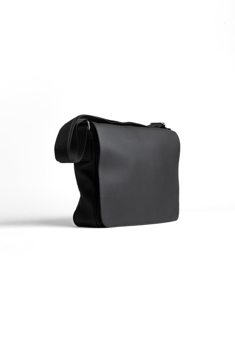 Bolsa Carteiro Aba Lisa Couro - Preto