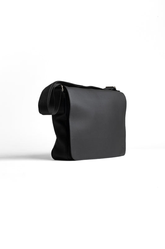Bolsa Carteiro Aba Lisa Couro - Preto