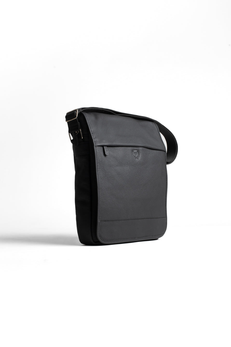 Bolsa Carteiro Couro Aba Lisa Com Zíper - Preto