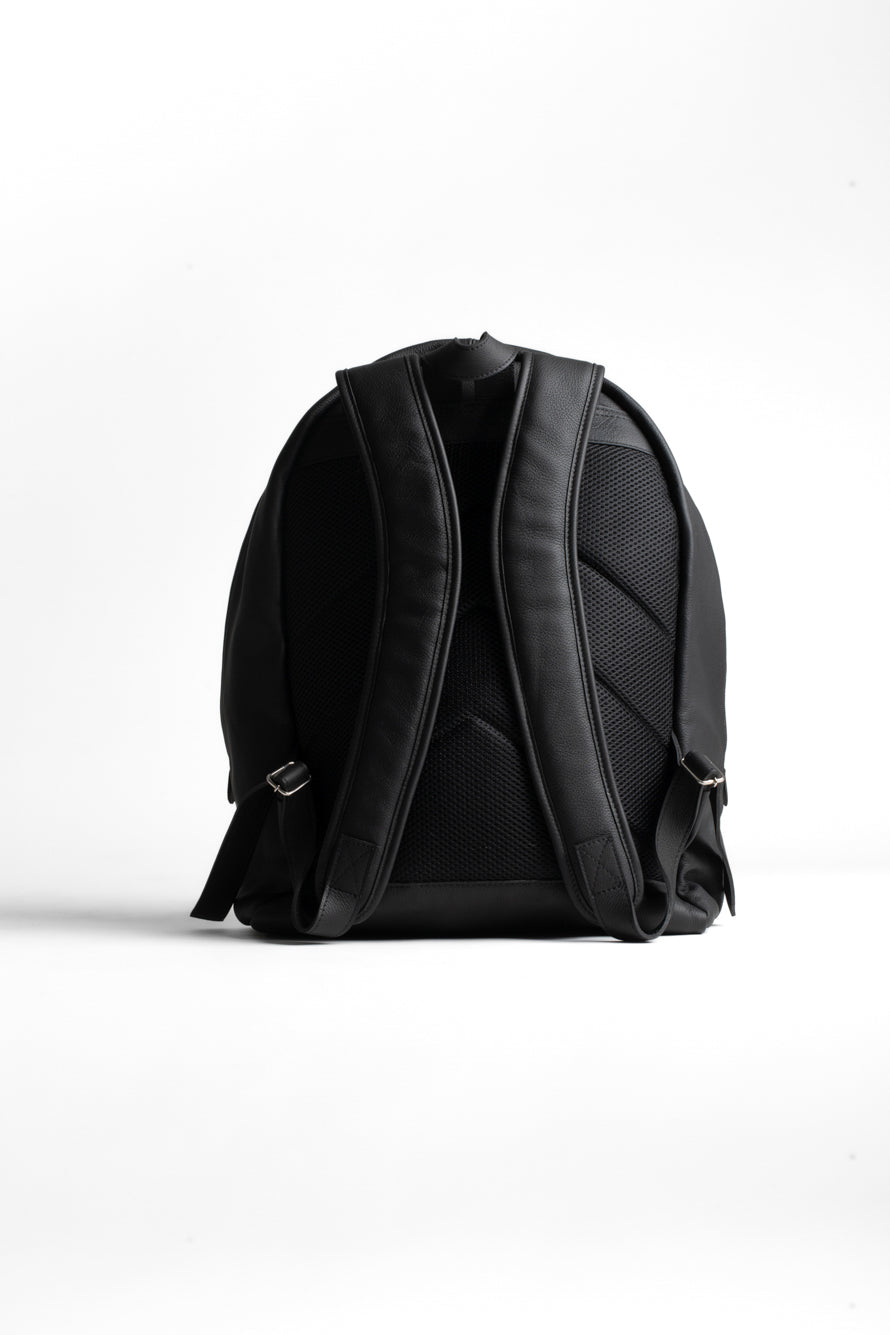 Mochila Couro Com Bolso Frontal Com Zíper - Preto