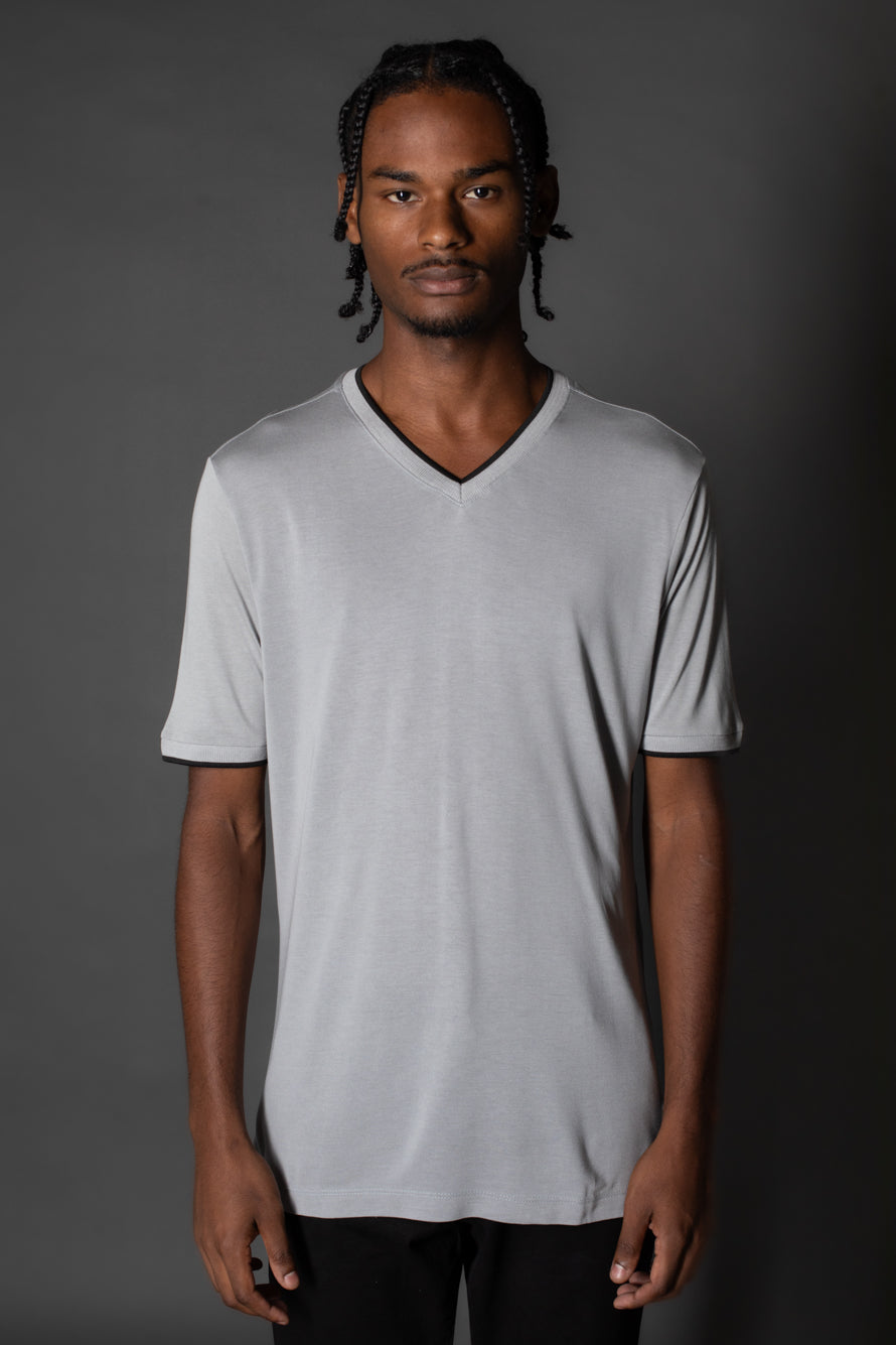Camiseta Manga Curta Gola v Botão Lateral - Cinza Claro