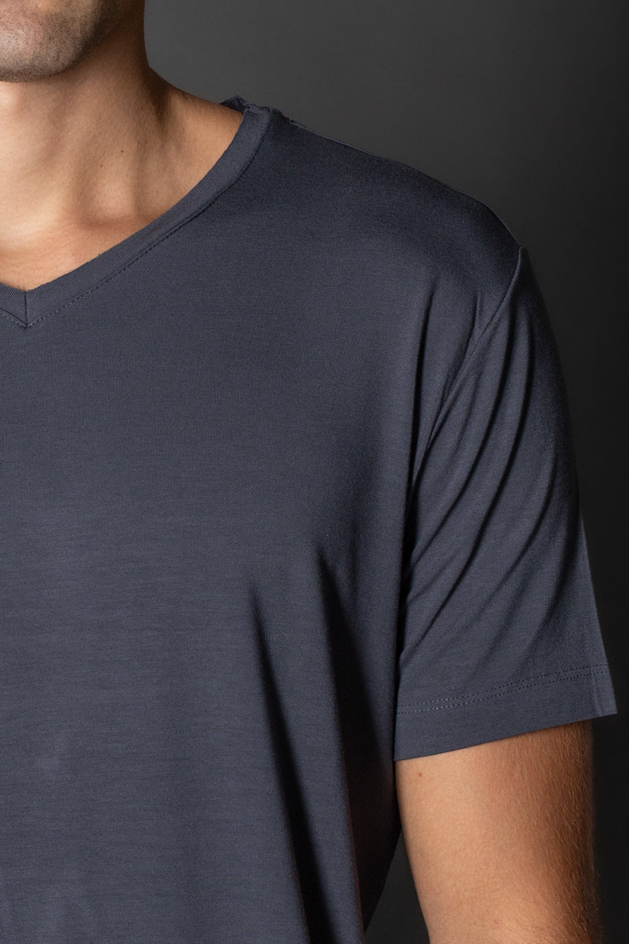 Camiseta Manga Curta Slim Gola v Corte a Fio - Cinza Escuro