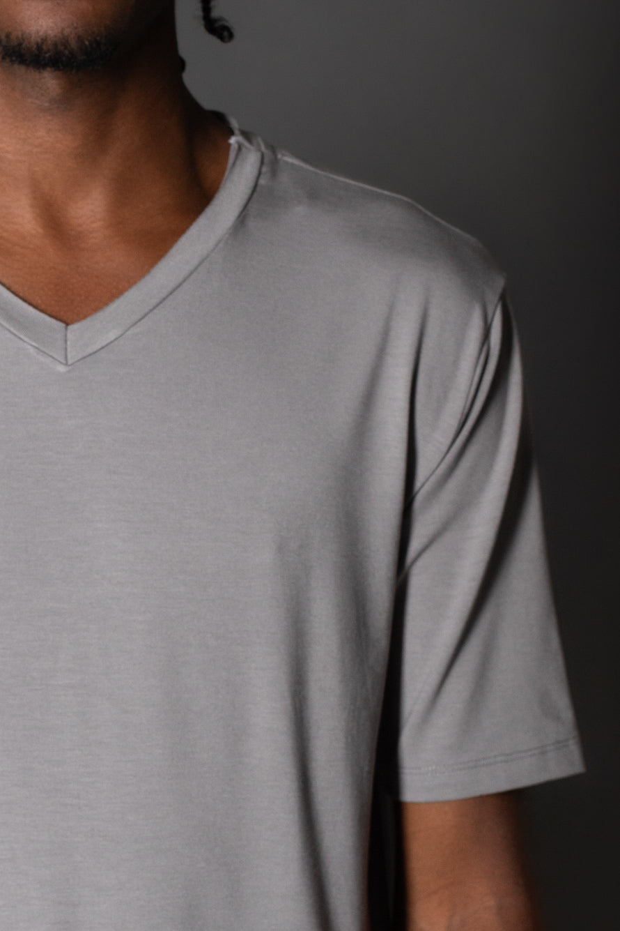 Camiseta Manga Curta Slim Gola v Corte a Fio - Cinza Claro